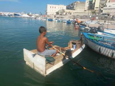Il ragazzino di Bisceglie con l'imbarcazione che si � costruito da s�